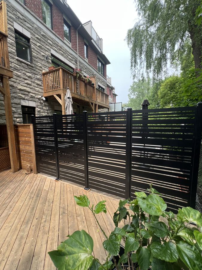 Semi-privacy aluminum slat screen installed on Toronto patio